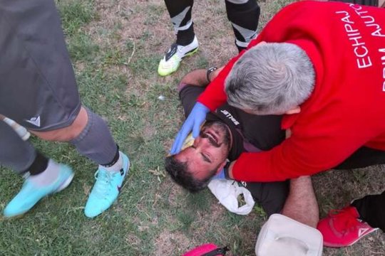 Arbitru bătut zdravăn în fotbalul românesc! Agresorul l-a strâns de gât și l-a lovit fără milă. Se ia în calcul desființarea echipei