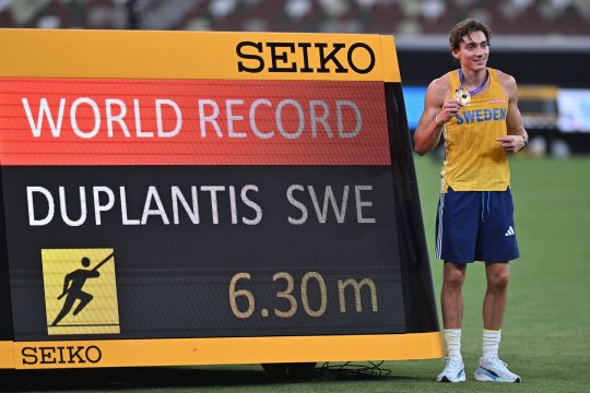 Zeul suedez Armand Duplantis! A reușit un nou record mondial la săritura cu prăjina