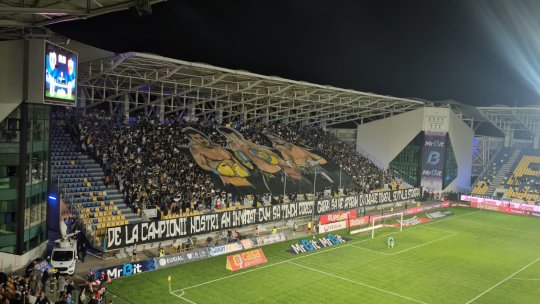 Leonard Doroftei în peluză la meciul Petrolul - Dinamo. Scenografii spectaculoase dedicate boxerilor Ploieștiului