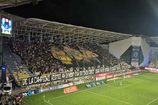 Leonard Doroftei în peluză la meciul Petrolul - Dinamo. Scenografii spectaculoase dedicate boxerilor Ploieștiului