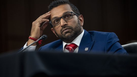 Directorul FBI, Kash Patel, a venit cu însemnele unei echipe din Premier League la audierile privind asasinarea lui Charlie Kirk