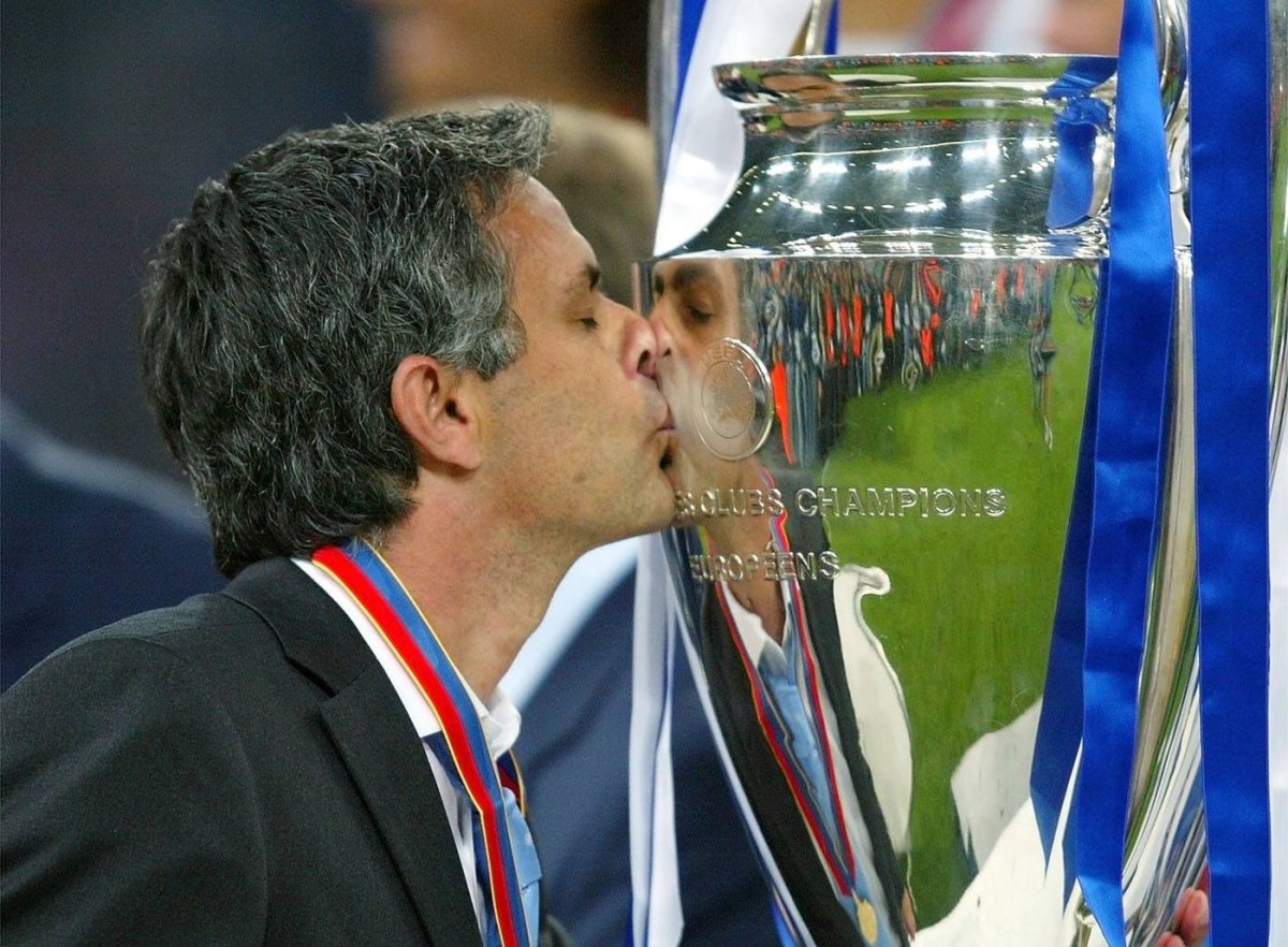 Jose Mourinho și trofeul Ligii Campionilor, câștigat în 2004 cu Porto