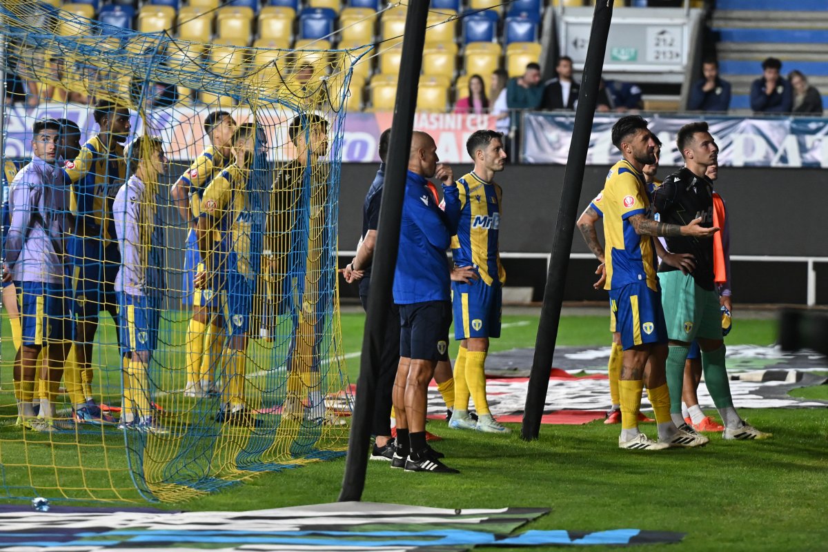 Fotbaliștii Petrolului au fost certați de suporteri la finalul meciului cu Dinamo, scor 0-3