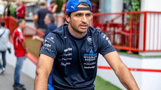 Moment amuzant în Formula 1. Carlos Sainz a oprit la boxa greșită