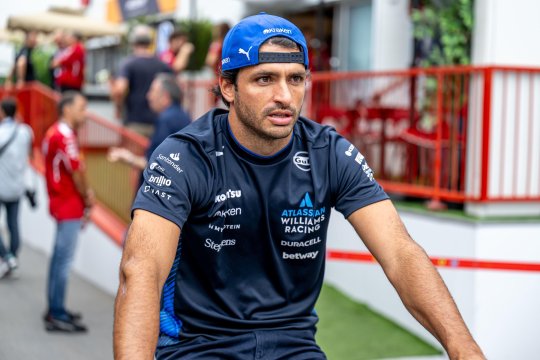 Moment amuzant în Formula 1. Carlos Sainz a oprit la boxa greșită