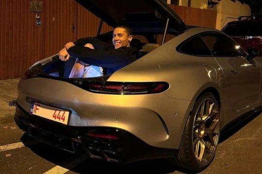 Departe de ochii publicului, David Popovici s-a desfătat cu o nestemată de 300.000 de euro: ”Așa se descarcă el”