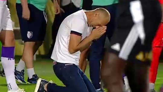 Imagini incredibile cu Bogdan Andone: s-a pus în genunchi, s-a închinat și a izbucnit în lacrimi după ce FC Argeș a urcat pe locul al patrulea în SuperLiga!