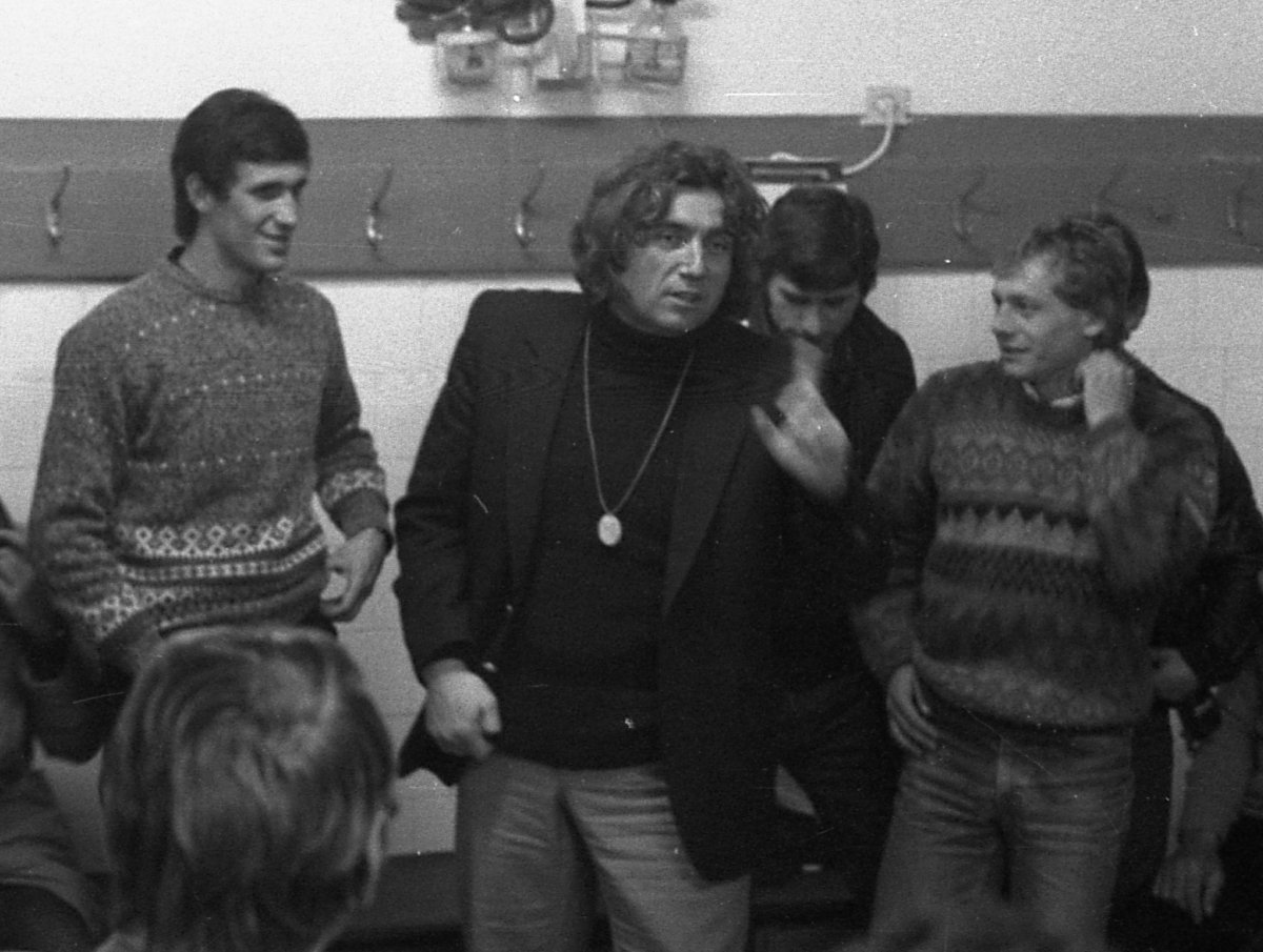 Adrian Păunescu (la mijloc), în 1983, alături de trei dintre fotbaliștii pe care în '77 îi pusese la zid: Camătaru, Beldeanu (plan secund) și Balaci