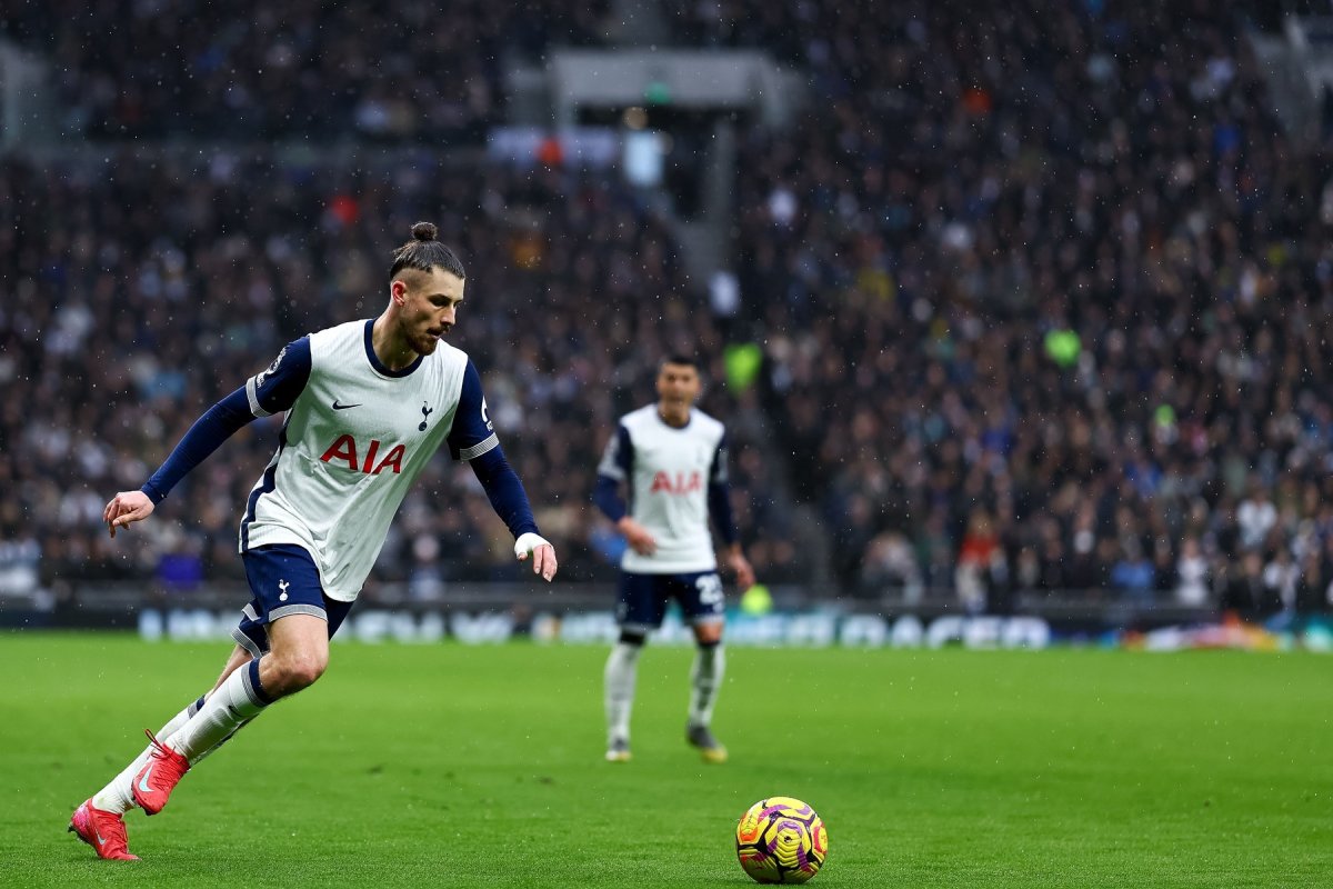 Radu Drăgușin, fundaș român care evoluează la Tottenham, în Premier League