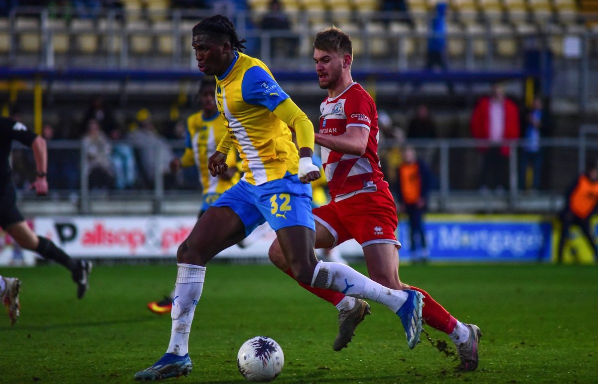 Billy Vigar (echipament roșu), fost fotbalist la academia lui Arsenal, a decedat la 21 de ani