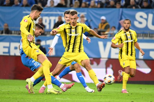 Universitatea Craiova - Dinamo 2-2. Sfârșit dramatic în Bănie: ”câinii” au reușit să scoată un punct pe final de meci, după eliminarea lui Bancu!