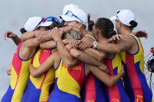 Echipajul feminin de 8+1 al României a obținut medaliile de argint la Campionatul Mondial din China