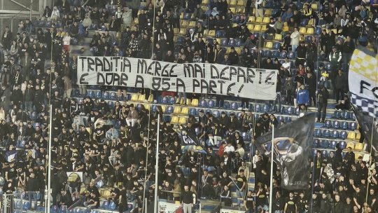 Scenografii uimitoare și ironii necruțătoare la Petrolul - Rapid: ”Satul vostru de pripași, cât jumate din Crângași!”. Ploieștenii nu s-au abținut și au afișat și un mesaj cu tentă rasistă