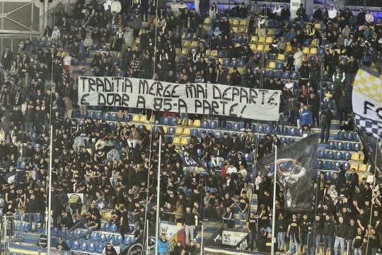 Scenografii uimitoare și ironii necruțătoare la Petrolul - Rapid: ”Satul vostru de pripași, cât jumate din Crângași!”. Ploieștenii nu s-au abținut și au afișat și un mesaj cu tentă rasistă