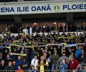 După scandalul de la meciul cu Dinamo, fotbalistul Craiovei și-a făcut apariția la Petrolul - Rapid! Iubita l-a însoțit pe Ilie Oană