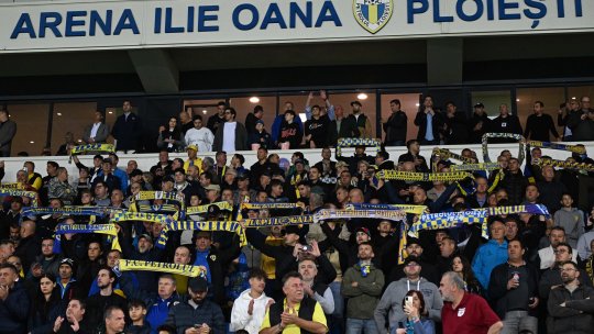 După scandalul de la meciul cu Dinamo, fotbalistul Craiovei și-a făcut apariția la Petrolul - Rapid! Iubita l-a însoțit pe Ilie Oană