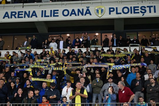 După scandalul de la meciul cu Dinamo, fotbalistul Craiovei și-a făcut apariția la Petrolul - Rapid! Iubita l-a însoțit pe Ilie Oană