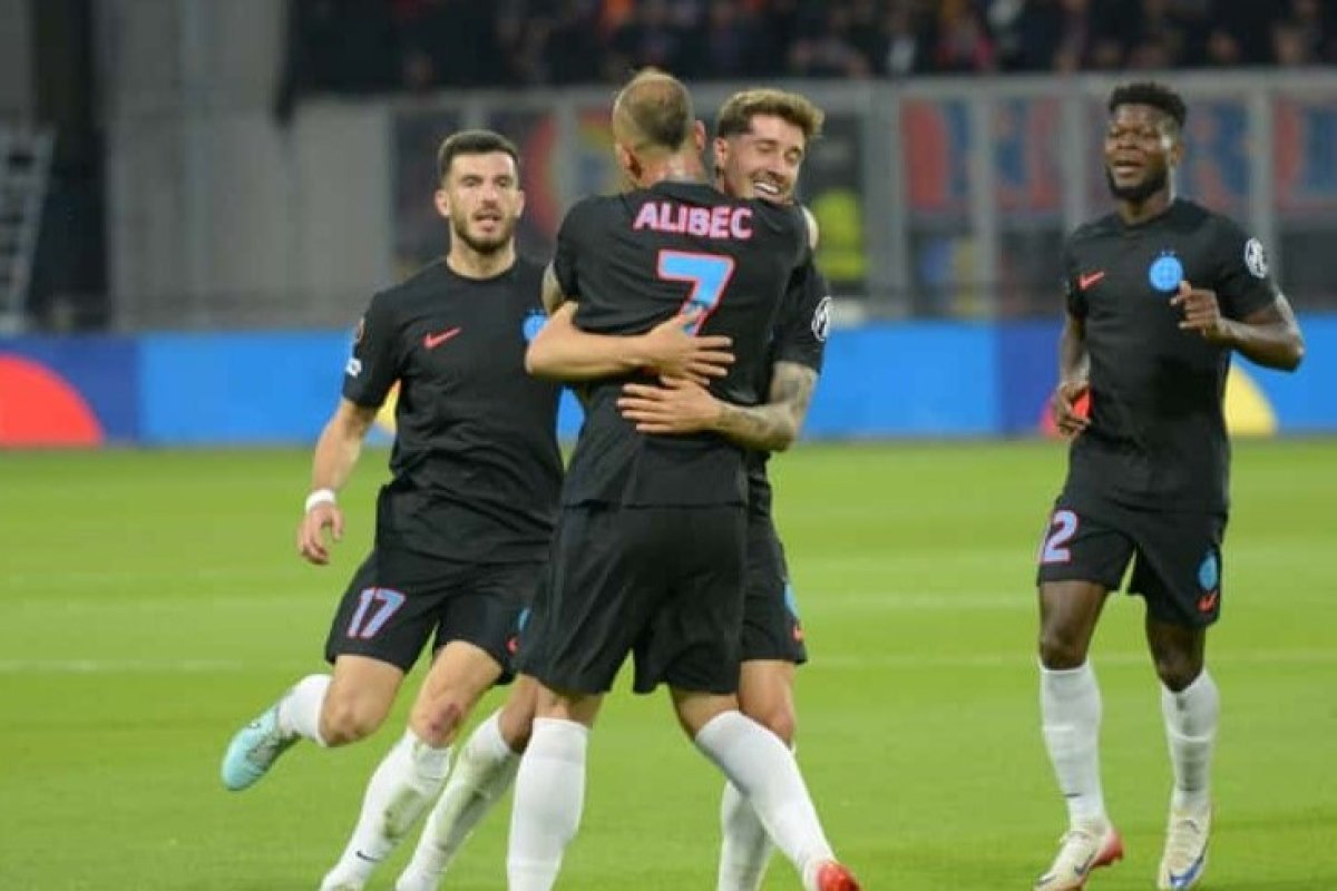 Miculescu și Alibec, sărbătorind golul la meciul cu Go Ahead Eagles