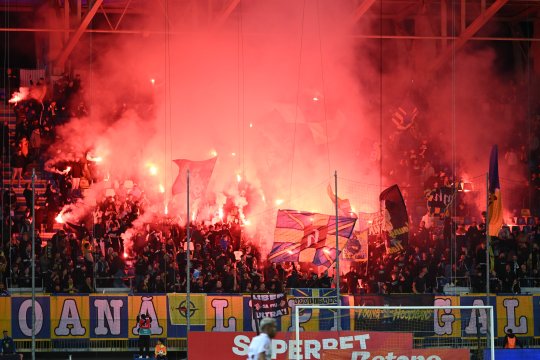 Bunica de 80 de ani a lui Pașcanu, luată la țintă de fanii Petrolului: ”Au aruncat cu floricele în ea” / ”Ce să facem, așa e la fotbal”