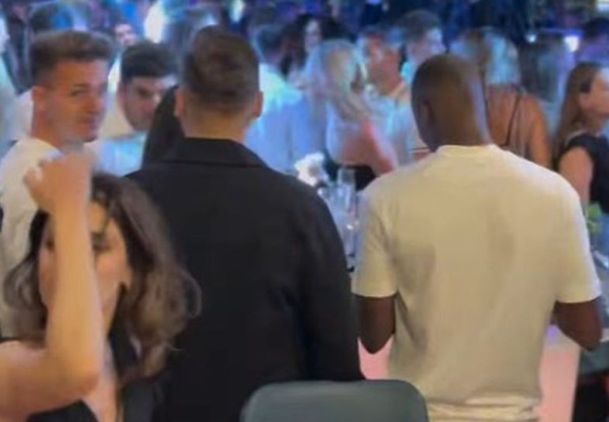 Alex Pop nu s-a putut feri de cei care au vrut să imortalizeze momentul în care fotbalistul se afla în club