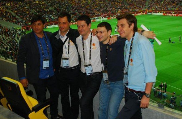 Ștefan Beldie, alături de Costin Ștucan și alți jurnaliști la finala Europa League, jucată la București, în 2012