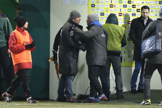 Jucătorii lui Dinamo, băgați în ceață de ”secund”: ”Cu mine o să curgă lapte și miere la robinet. Facem cornete din parai!” / ”Profesore, ești sănătos la cap?”