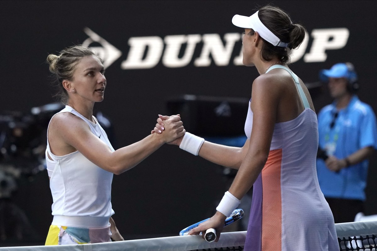 Muguruza și Halep se salută după un meci jucat la Australian Open, în 2020