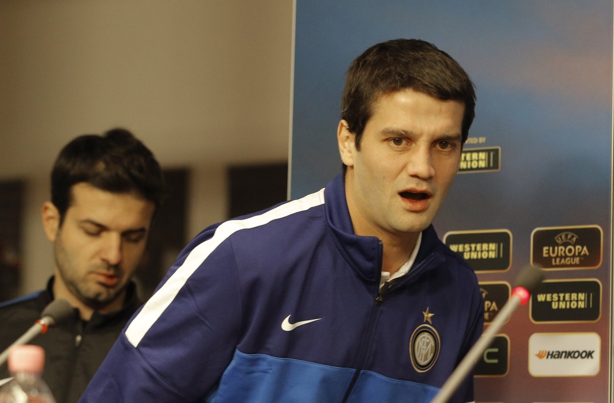 Andrea Stramacioni, în spatele lui Cristi Chivu, la o conferință de presă organizată cu prilejul dublei Interului cu CFR Cluj din Europa League, din 2013