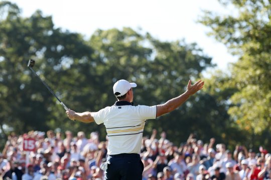 Haos la Ryder Cup: Europa a câștigat turneul pe teren american după 12 ani, crainicul a dat tonul scandărilor și abuzurilor asupra lui Rory McIllroy, iar soția sa a fost lovită cu pahare de băuturi