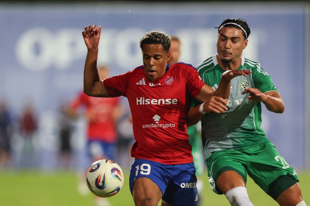 Lisav Naif Eissat, în verde, în tricoul lui Maccabi Haifa