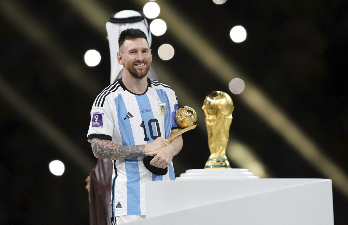 Leo Messi cu trofeul World Cup din 2022