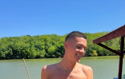 David Popovici a fost numai un zâmbet la pescuit, sportivul fiind vizibil relaxat după o perioadă foarte solicitantă