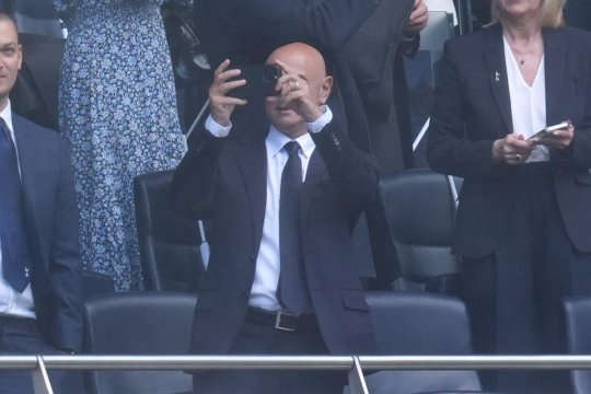 Radu Drăgușin a rămas fără președinte la Tottenham. Legendarul conducător și-a prezentat demisia