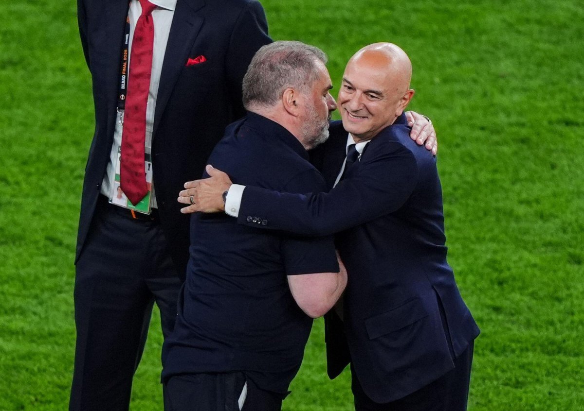Levy și fostul antrenor Postecoglou, imediat după finala Europa League, câștigată de Spurs în fața rivalei Manchester United, 1-0