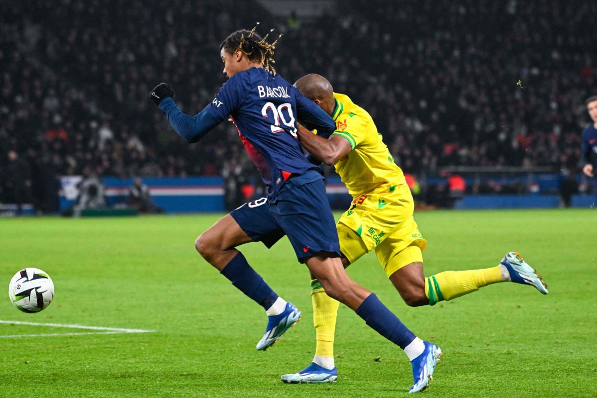 Coco, într-un duel cu Barcola într-un meci în care Nantes a înfruntat campioana Europei
