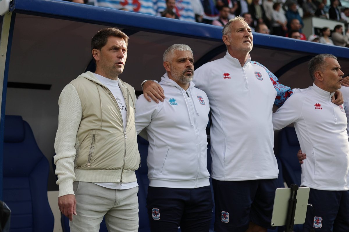 Mario Mutsch (al doilea din stânga), antrenorul naționalei Luxemburgului U21, alături de stafful său
