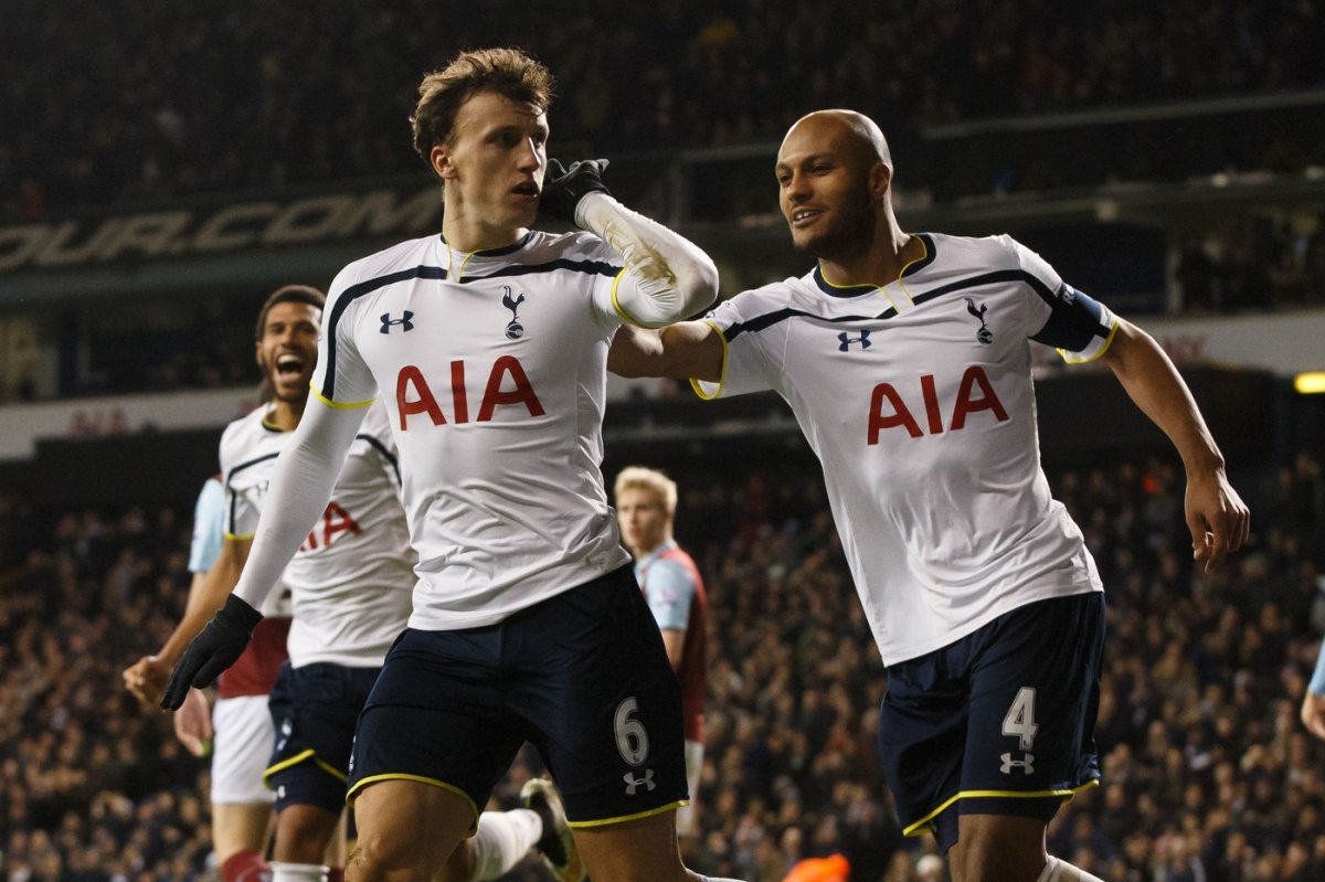 Vlad Chiricheș a evoluat la Tottenham în perioada 2013-2015, după care a fost vândut la Napoli