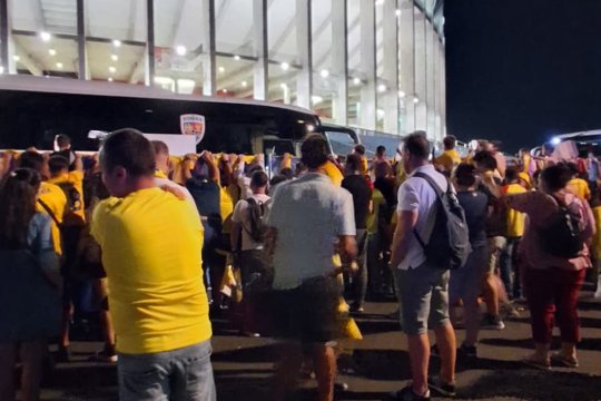 Scene penibile după România - Canada. Copiii, blocați de garduri de doi metri. Reacția FRF
