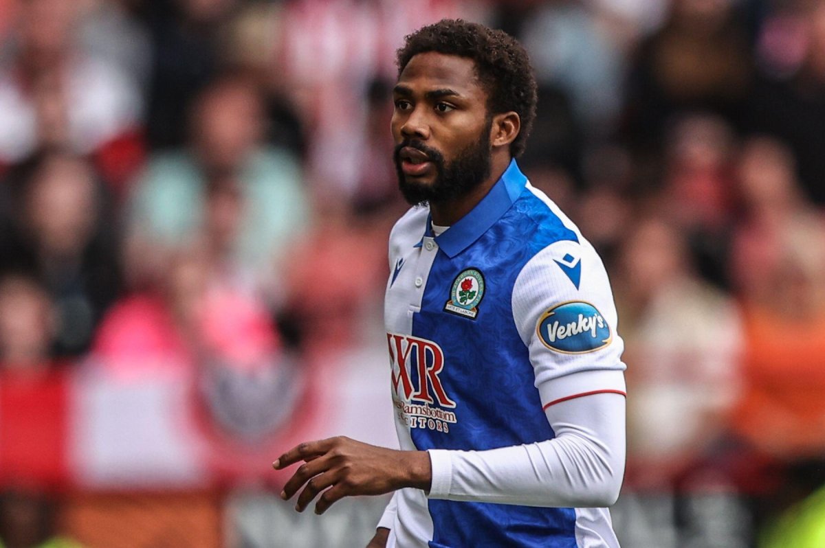 Emmanuel Dennis, în tricoul ultimei sale echipe, Blackburn Rovers