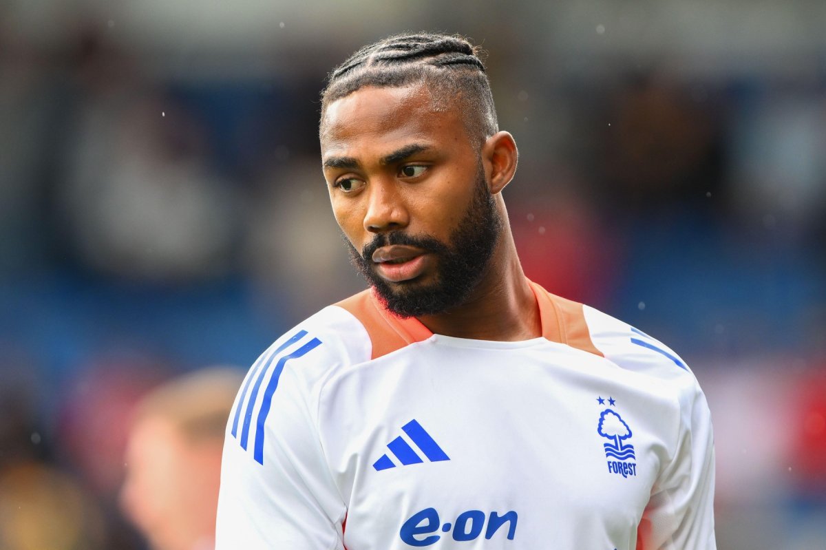 Emmanuel Dennis, pe vremea când îmbrăca tricoul celor de la Nottingham Forest