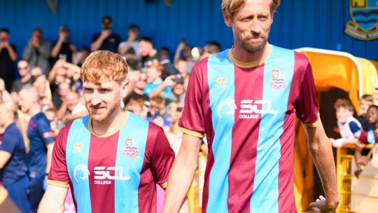 Peter Crouch, ”mascota uriașă”: fostul internațional englez a intrat de mână pe teren cu un jucător din ligile mici, după ce a pierdut la Fantasy Football