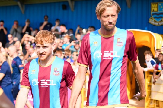 Peter Crouch, ”mascota uriașă”: fostul internațional englez a intrat de mână pe teren cu un jucător din ligile mici, după ce a pierdut la Fantasy Football