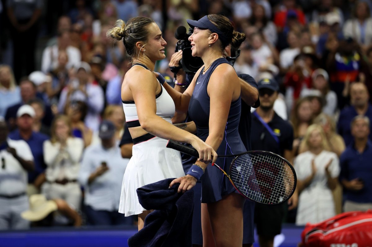 Aryna Sabalenka și Amanda Anisimova se îmbrățișează la finalul meciului câștigat de bielorusă