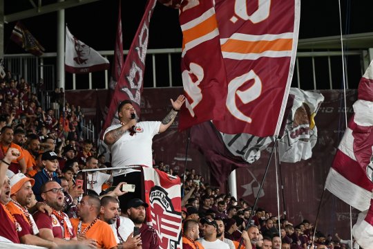 Atacantul legendar al Rapidului, membru onorific al celei mai importante brigăzi din galeria giuleștenilor! S-a pozat alături de Bocciu și ceilalți ultrași din Official Hooligans