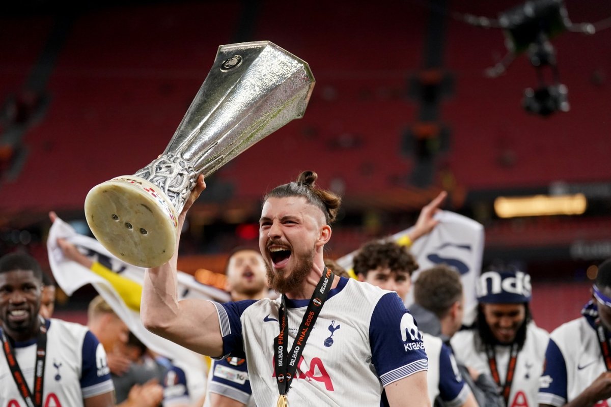 Chiar și accidentat, Drăgușin s-a bucurat pentru câștigarea trofeului Europa League, în luna mai