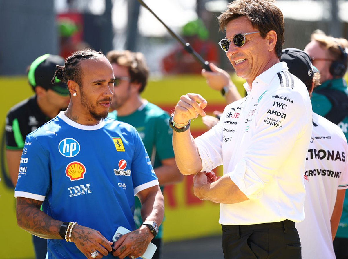 Toto Wolff (dreapta) și Lewis Hamilton