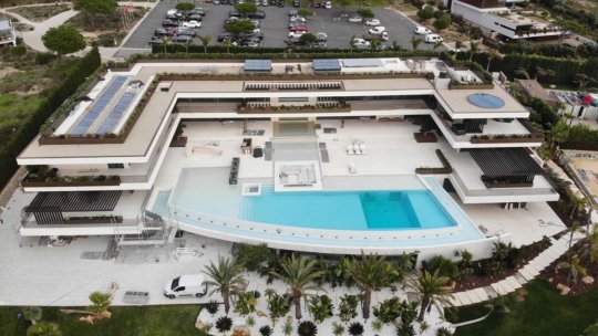 Omul cu o avere de 1,4 miliarde de dolari și-a construit una dintre cele mai scumpe case din țară