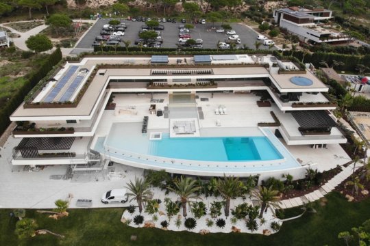 Omul cu o avere de 1,4 miliarde de dolari și-a construit una dintre cele mai scumpe case din țară