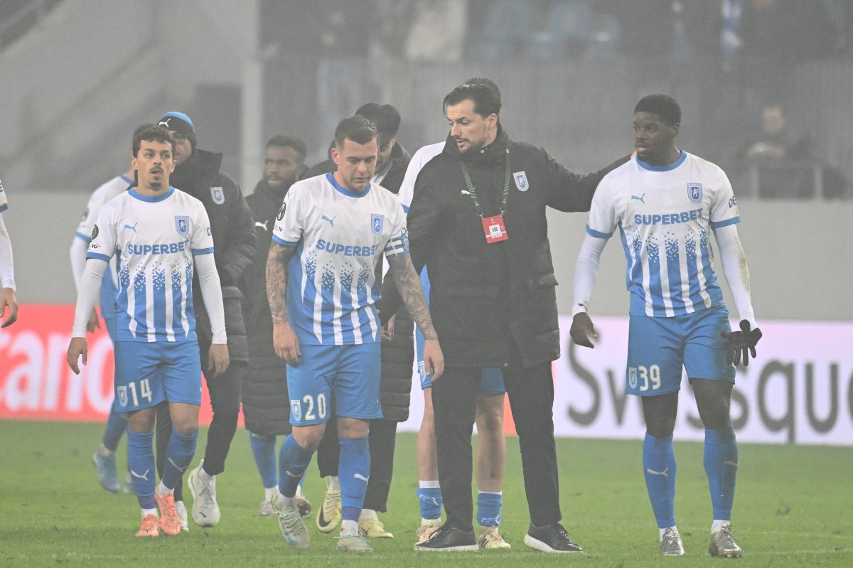 Jucătorii Craiovei, după înfrângerea cu Sparta Praga (1-2), din Conference League