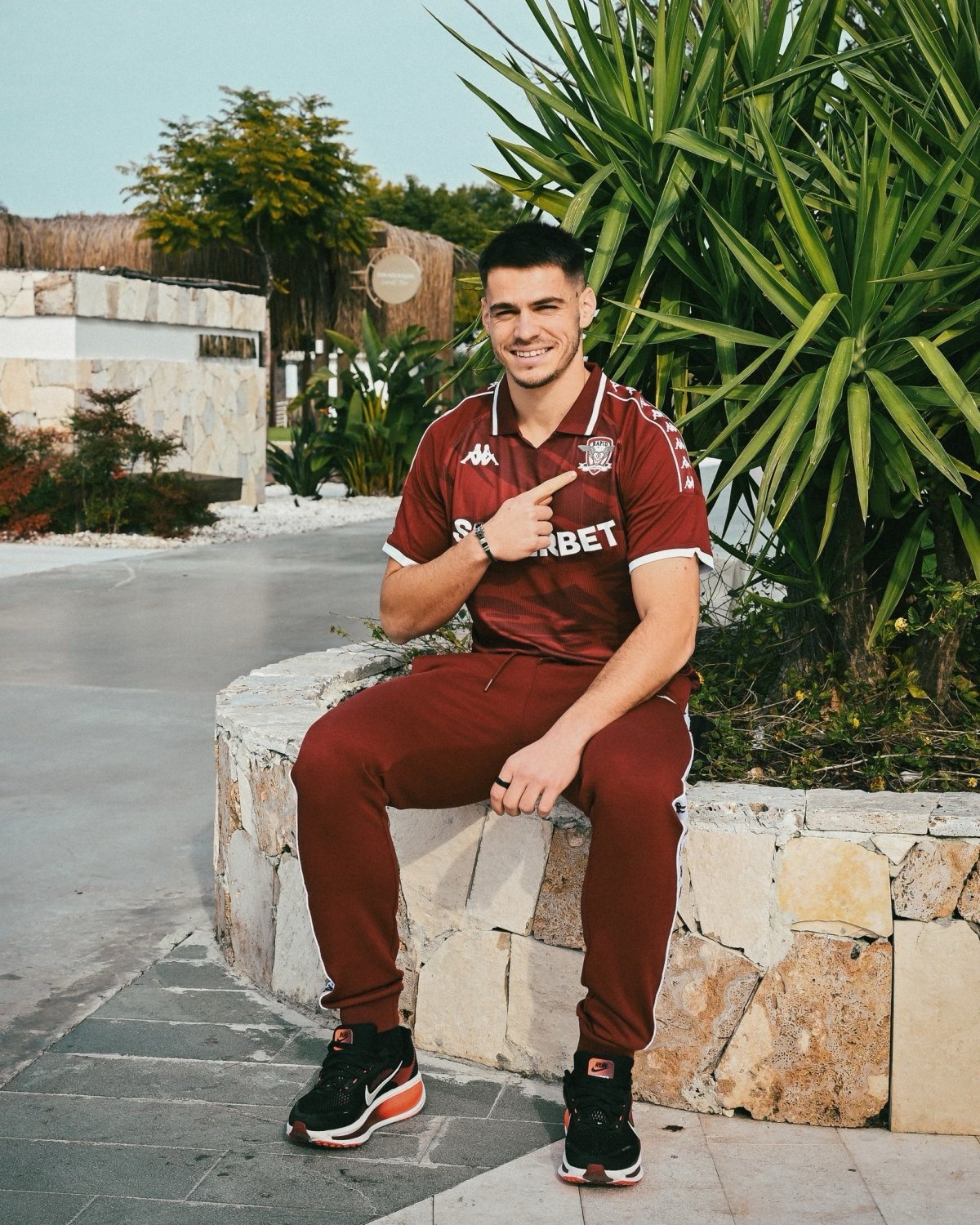 Daniel Paraschiv are un contract de împrumut cu Rapid, care expiră la finalul sezonului.